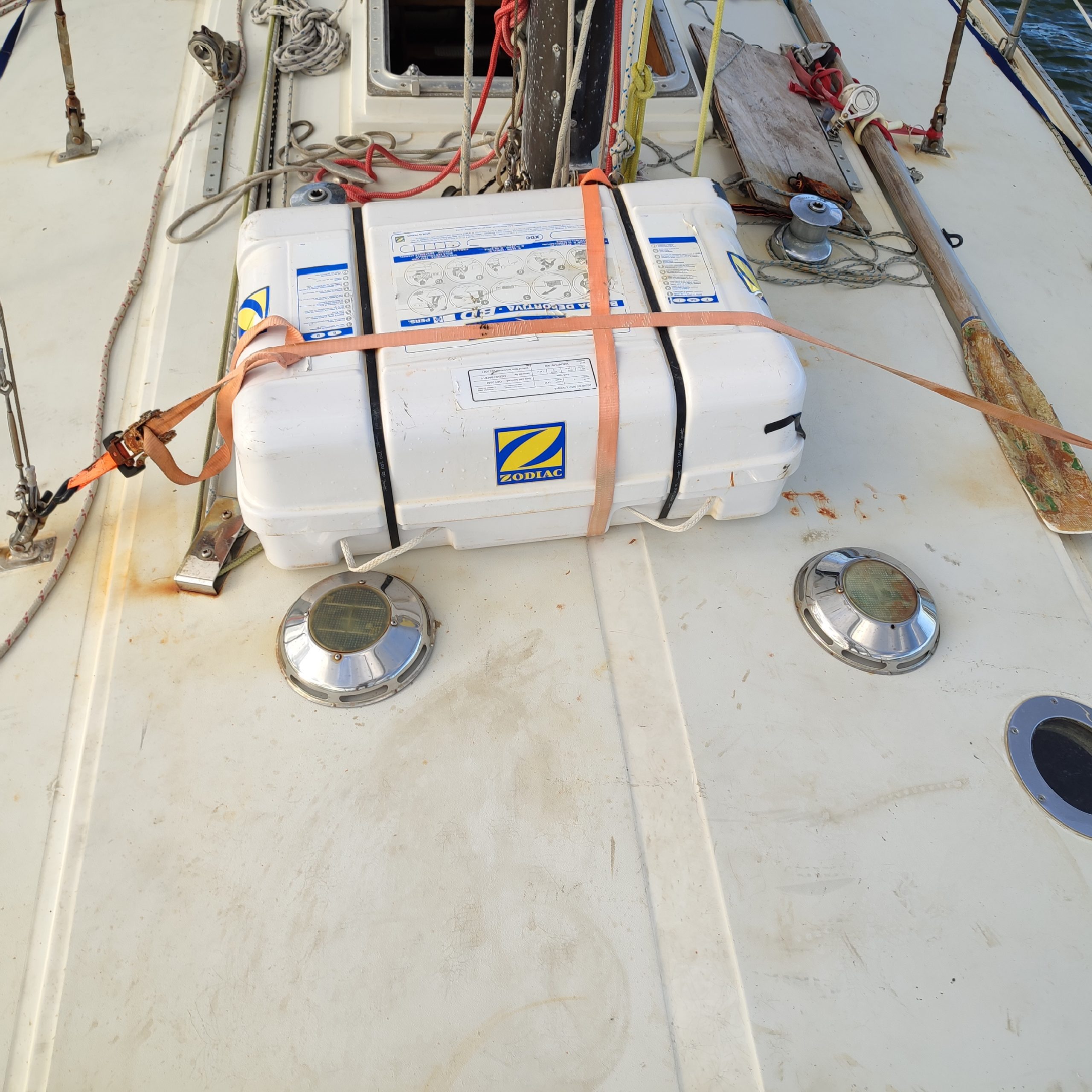 SURVITEC ZODIAC LIFERAFT IN HARD CASE CONTAINER Gifts Service