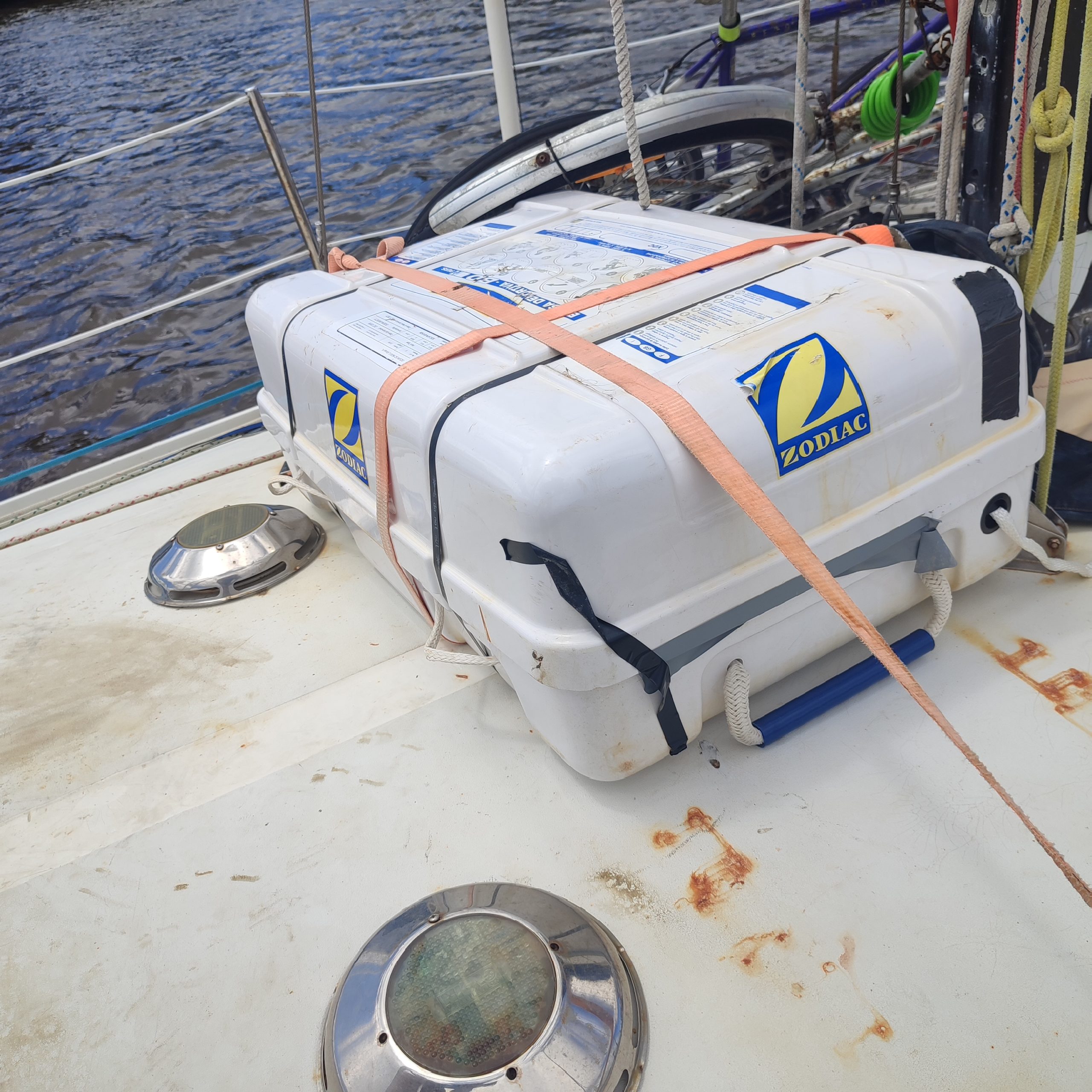 SURVITEC ZODIAC LIFERAFT IN HARD CASE CONTAINER Gifts Service