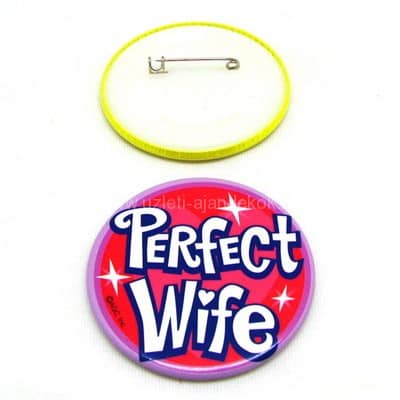 Műanyag egyedi kitűzők